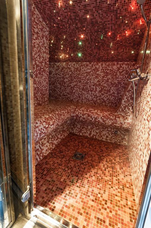 Hotel Hemera Podgorica Exterior photo A shower