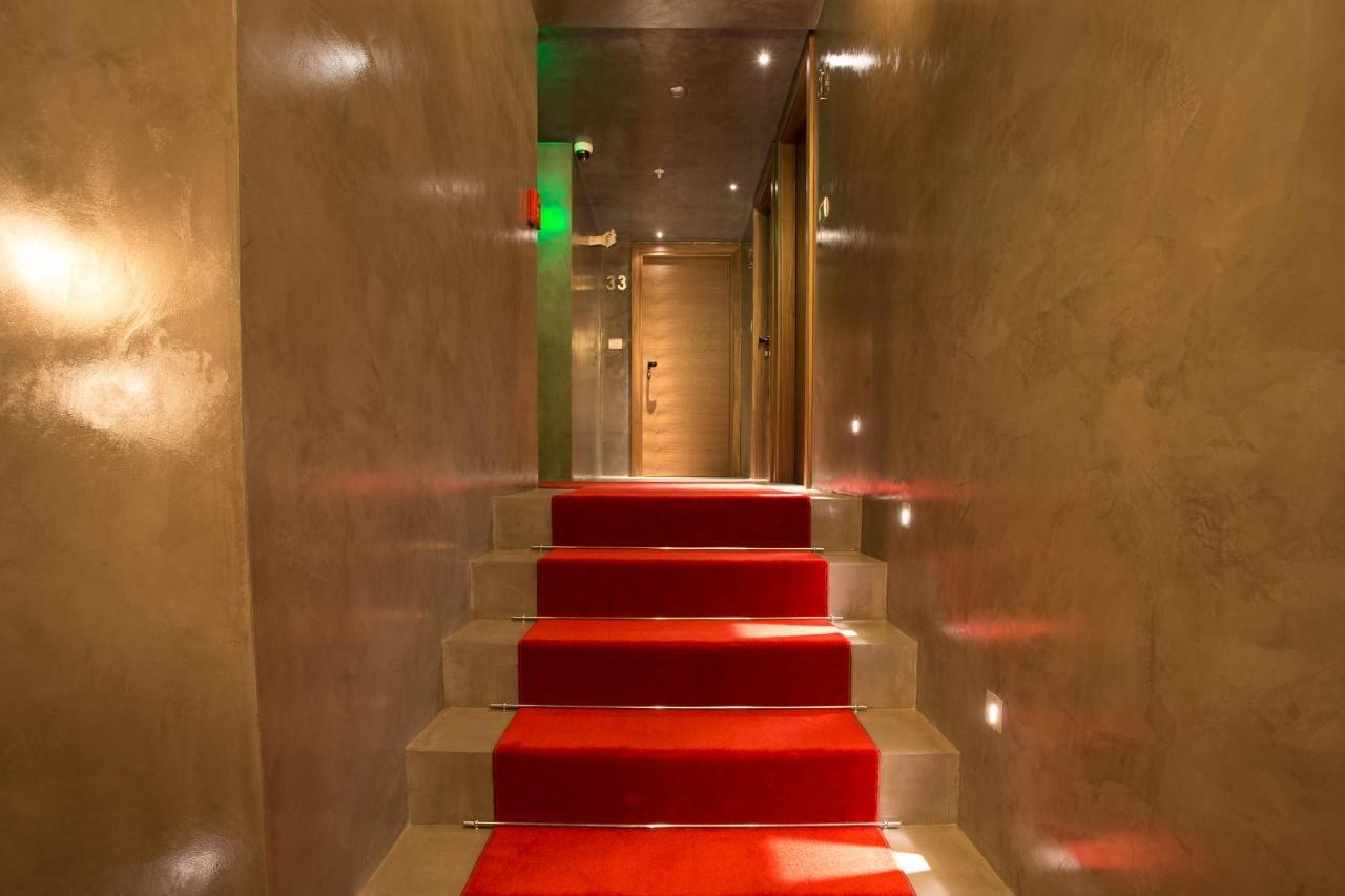 Hotel Hemera Podgorica Room photo A red carpet in a hotel